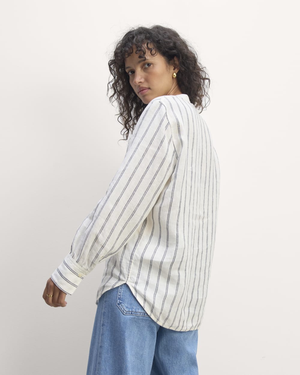 The Henley Shirt in Linen | Bone/Navy - Image 2