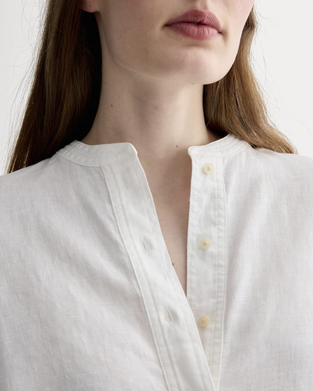The Henley Shirt in Linen | White - Image 4