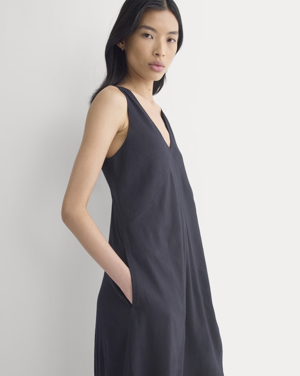 Deep V Seamed Dress in Stretch Linen | Black - Image 3