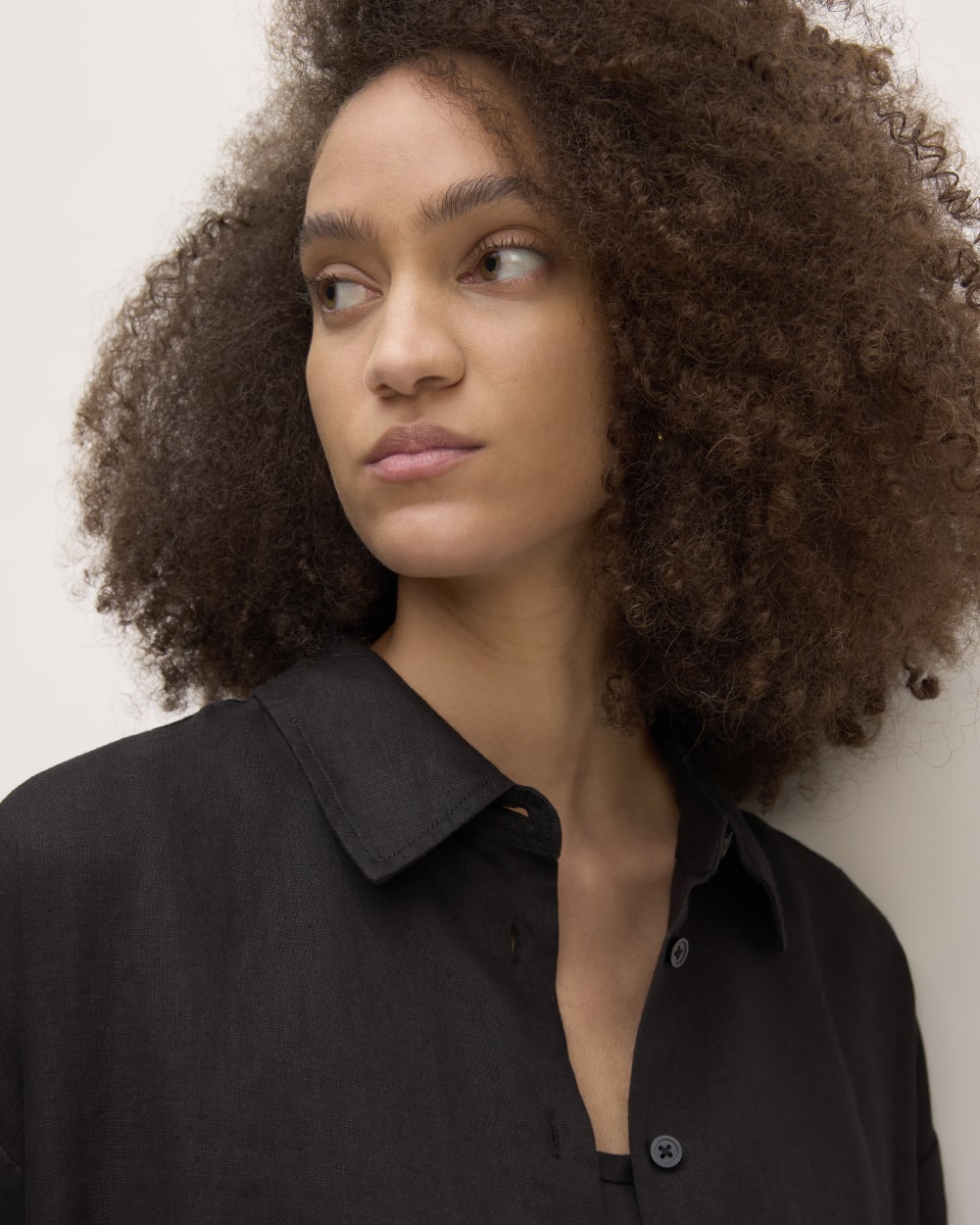 The Boyfriend Shirt in Linen | Black - Image 4