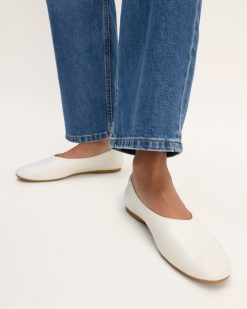 Alternative view of The Day Glove | Canvas