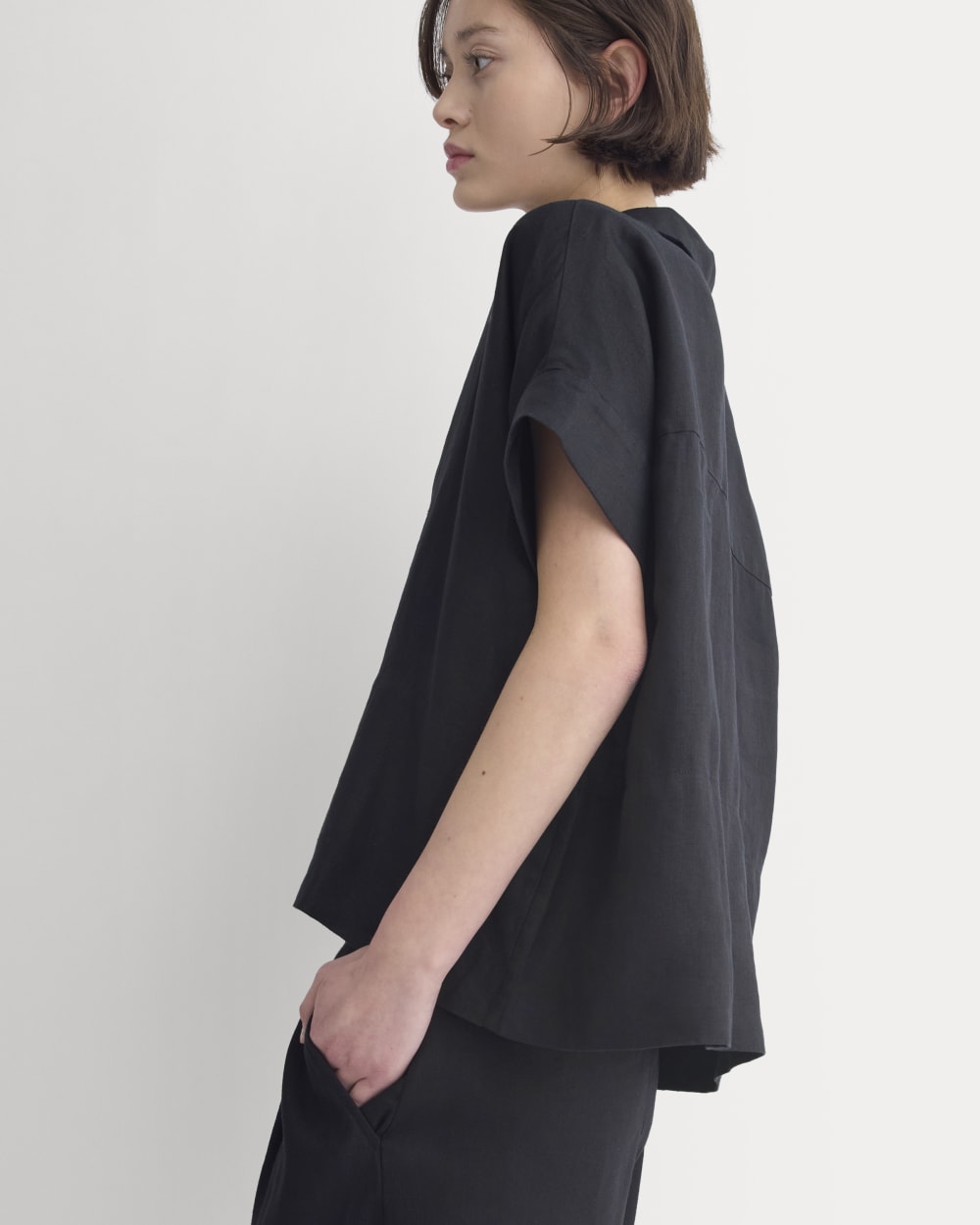 The Boxy Shirt in Linen | Black - Image 4