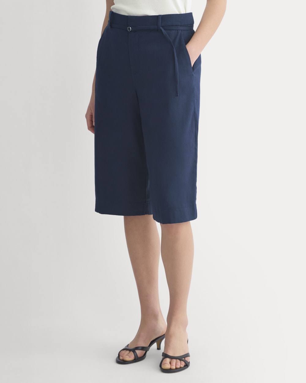 Long Tailored Short in Stretch Linen | Navy - Image 3