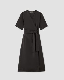 Alternative view of The Wrap Dress in Linen | Black