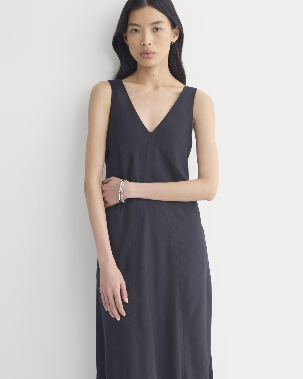 Deep V Seamed Dress in Stretch Linen | Black - Image 4