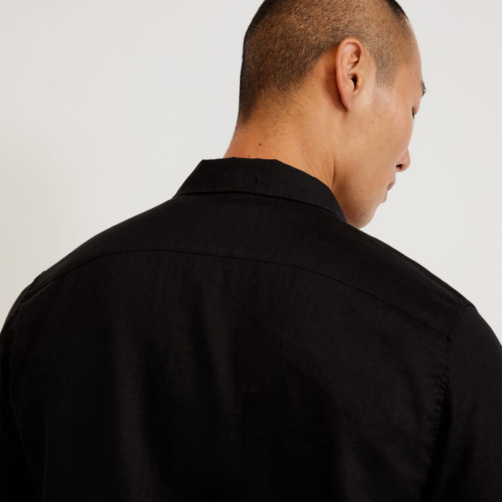 The Classic Short-Sleeve Shirt in Linen | Black - Image 5